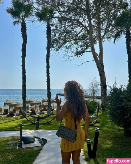 黒檀の猫オンリーファンズ セクシー裸 画像