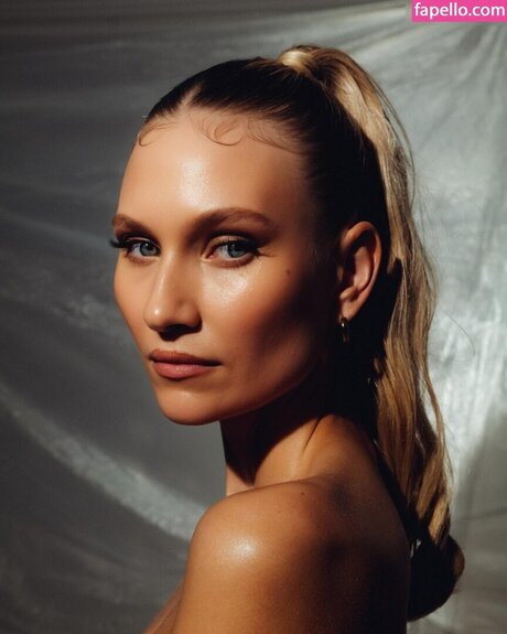 大きな黒い猫OnlyFans セクシー裸 写真