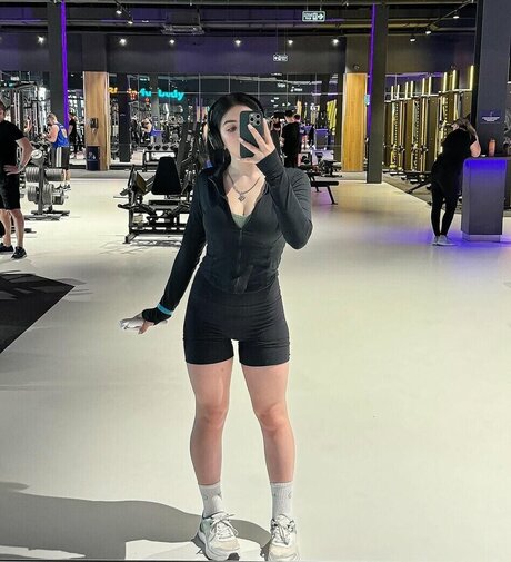 女性の筋肉オンリーファンズ ポルノグラフィック 写真