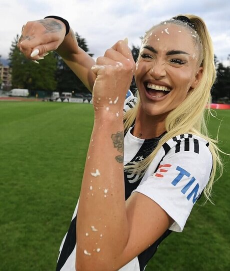 Alisha Lehmann ポルノモデル 画像