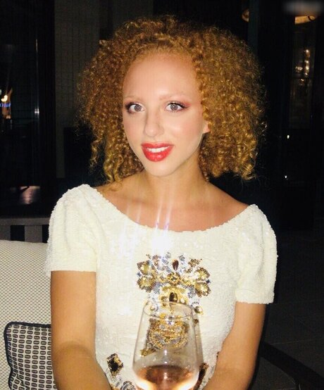 ロシアのお母さんOnlyFans エロ 画像