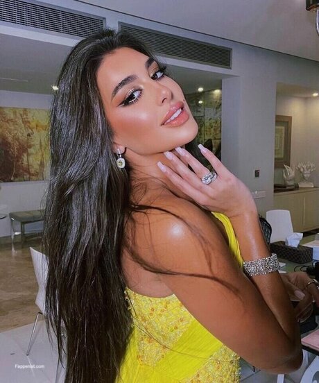 Yasmine Sabri ポルノモデル 写真