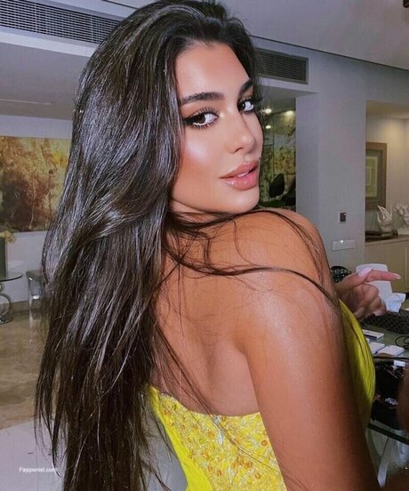 Yasmine Sabri 無料モデル 写真