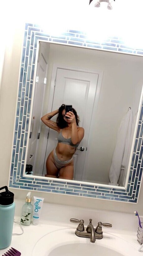 ラテン系ティーンオンリーファンズ ヌード 画像