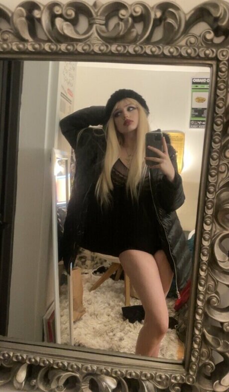 TalkFastEllie 裸のスター 画像