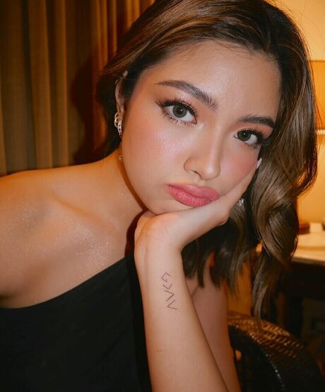 Lianne Valentin エロティックなポルノスター ギャラリー