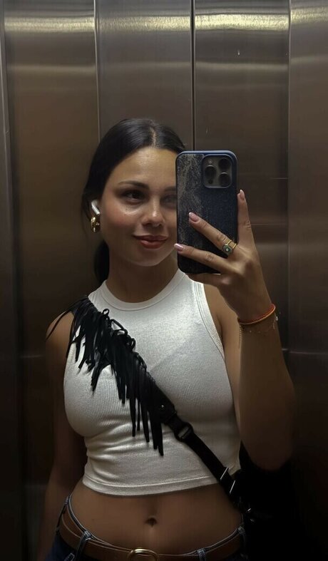 elise cm ポルノスター 独占 写真