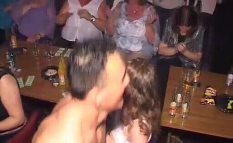 Hen Party Fun 裸の女優 写真