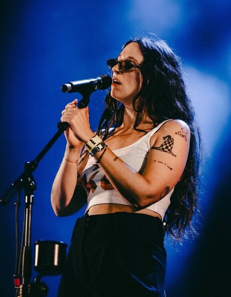 痩せたブルネットのオンリーファンズ 可愛い 写真