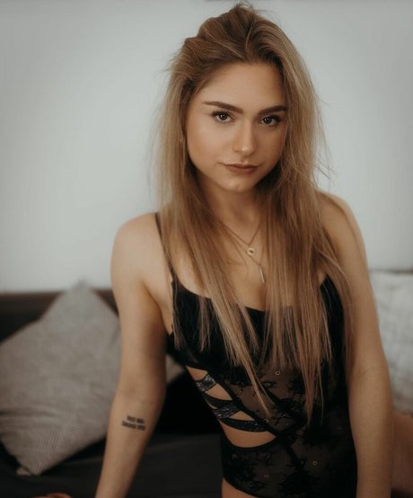 かわいいティーンのオンリーファンズ セクシー裸 画像