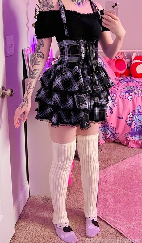 18歳のオンリーファンズ エロチック 写真