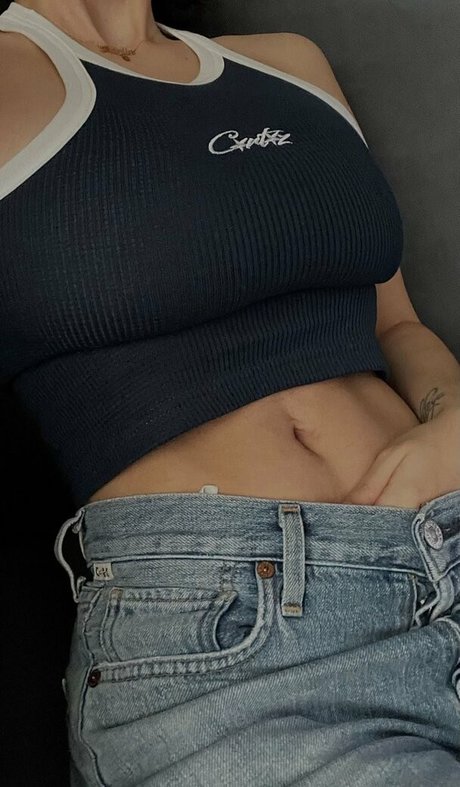 Adelaide T アダルトモデル 写真