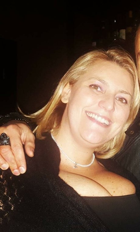 背が高くて巨乳のOnlyFans 美しいヌード 写真