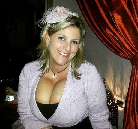 曲線美のクーガーOnlyFans ホットセックス 写真