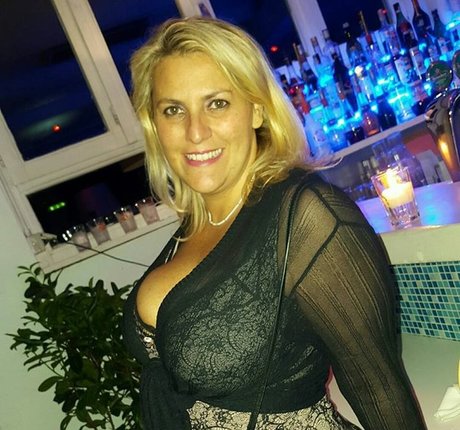 曲線美のラテン系オンリーファンズ xxx 写真