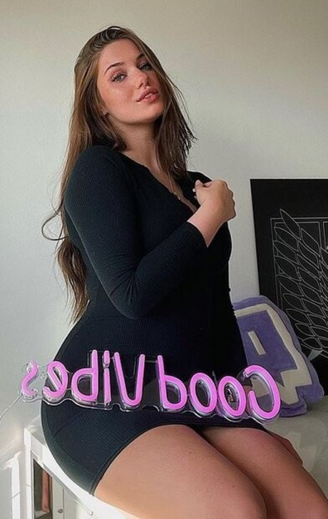 金髪熟女巨乳OnlyFans 無料 写真