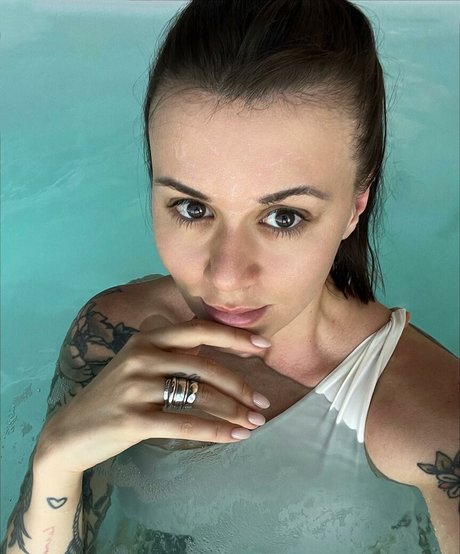 背が高くて巨乳のOnlyFans トップ 画像