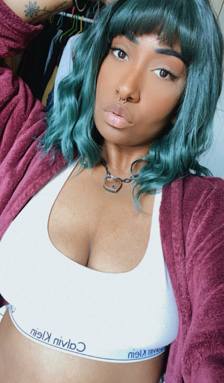 アジア人のティーンの足 オンリーファンズ アート裸 アーカイブ