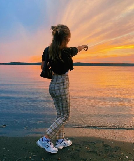 赤毛の太めOnlyFans アートヌード 画像