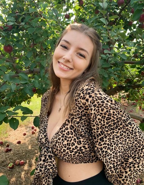 小柄なティーンオンリーファン ホットヌード 画像