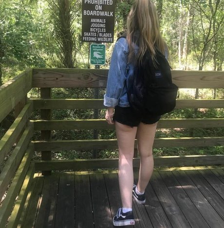 毛深い足のOnlyFans ポルノグラフィック 画像