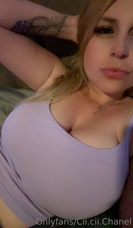 ジンジャートゥインクオンリーファンズ 無料アダルト 画像