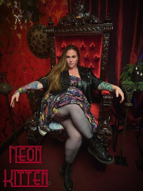 Neon Kitten ヌードモデル 写真