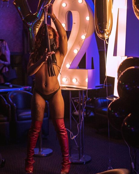 YAZ YEEZY_ 無料モデル 写真