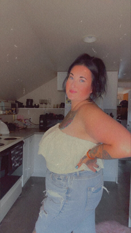 Katie Whorror ポルノモデル ギャラリー