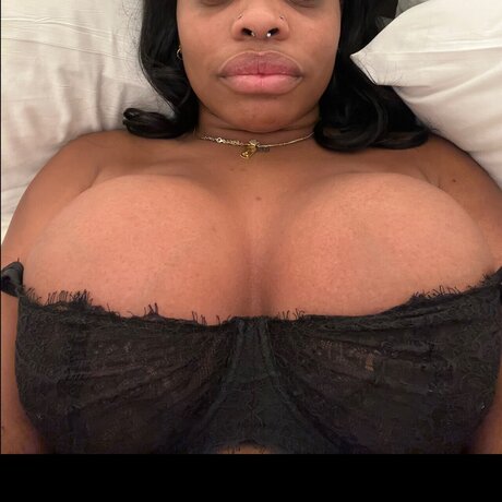 曲線美のクーガーOnlyFans セクシー裸 画像