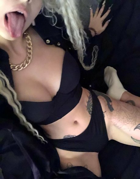 ルビーオンリーファン ポルノ 写真