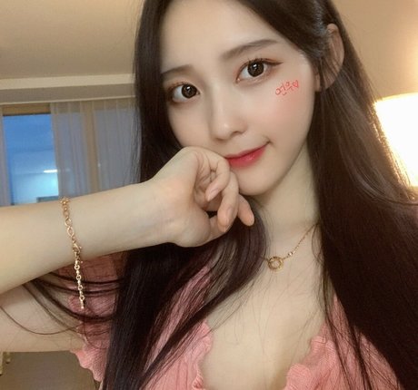 巨乳で曲線美のOnlyFans ヌード 画像