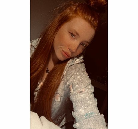 Molly Capper 裸の女優 画像