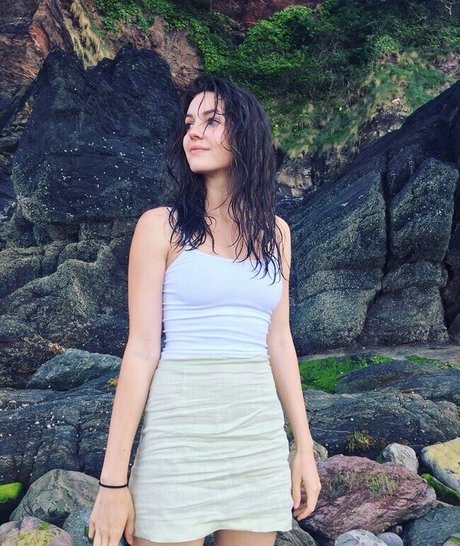 Ella Hunt ポルノスター パーフェクト 写真