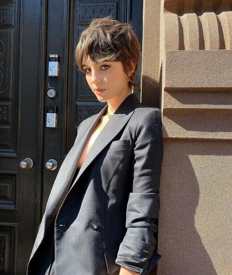 Ella Hunt アート女優 ギャラリー