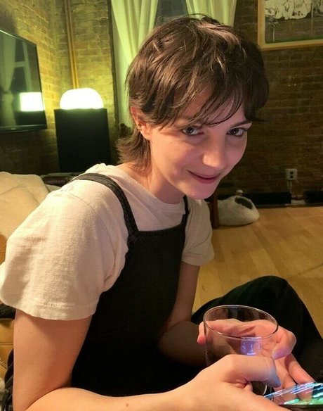 Ella Hunt セックスポルノスター ギャラリー