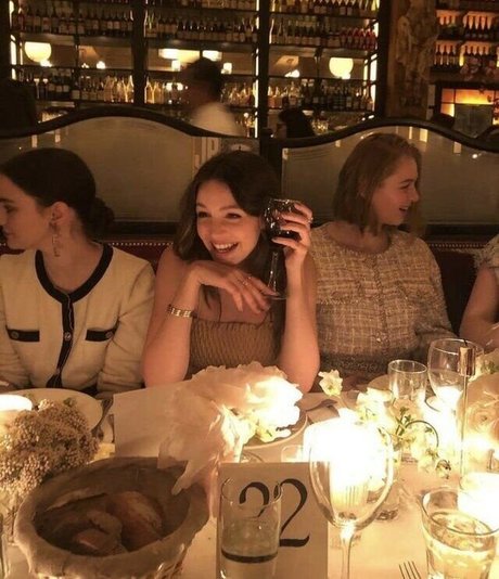 Ella Hunt 完璧な女優 アーカイブ