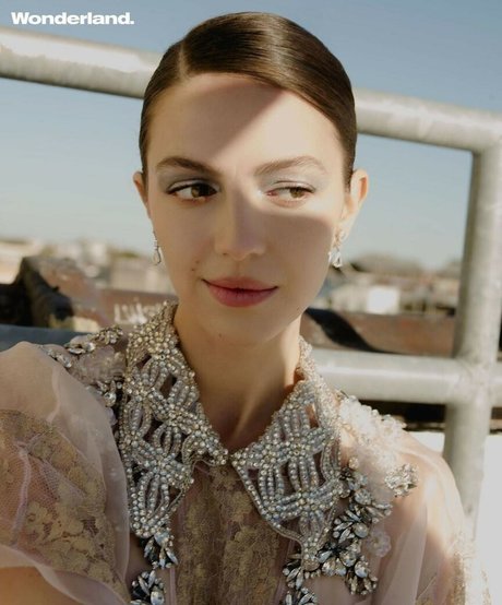 Ella Hunt ポルノスター 裸 写真