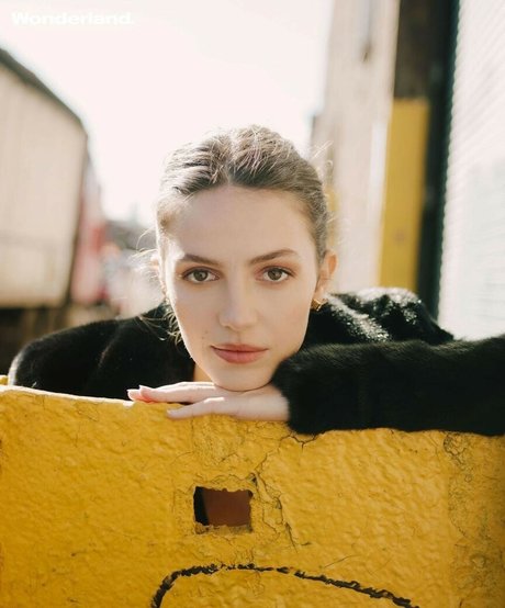 Ella Hunt xxxスター 画像