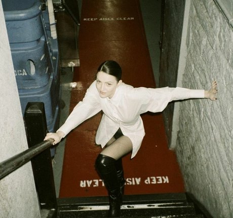 Ella Hunt 裸のポルノスター 写真