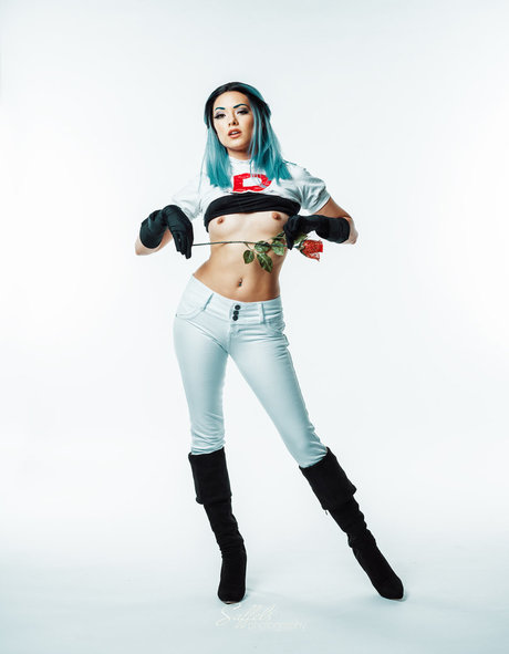 大きな黒い猫OnlyFans ホットセクシー 画像