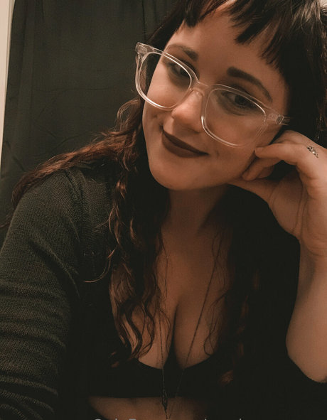 18歳のオンリーファンズ 無料ヌード 写真