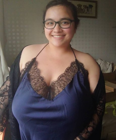 アジアン・エボニー・オンリーファンズ ヌード 写真