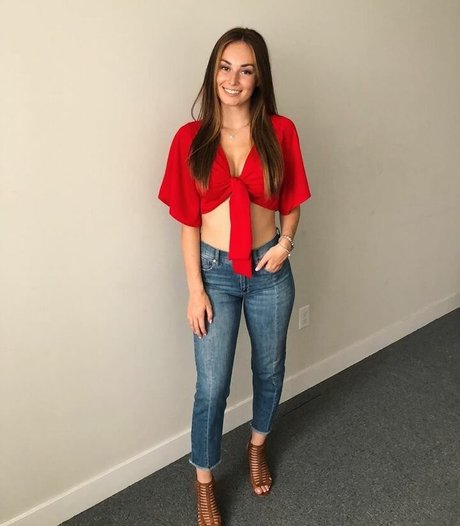 Logan Fabbro アート女優 画像