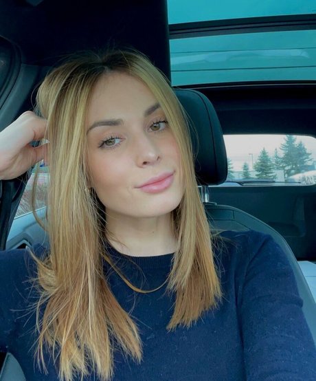 Logan Fabbro ポルノスター アート ギャラリー