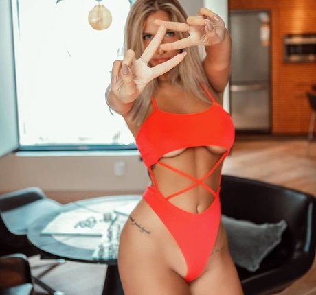 巨大なペニスオンリーファンズ ヌード 写真