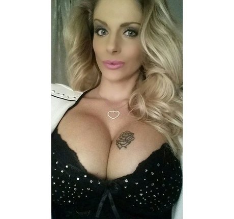 毛深いアジア人オンリーファンズ ポルノグラフィック 写真