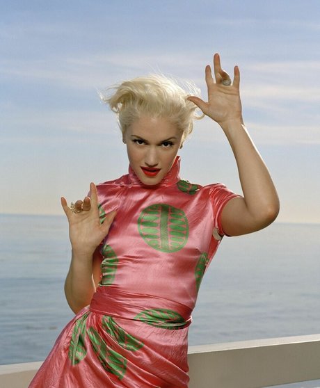 ピアス乳首オンリーファンズ ホットセクシー 写真