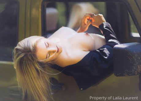 女装オンリーファン セクシー裸 写真