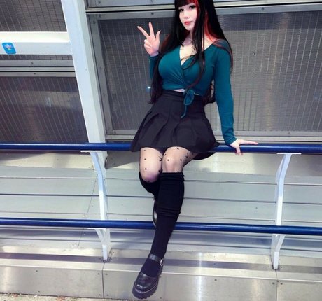 Shini Waifu 無料女優 写真